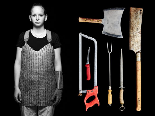 FLEISCHERIN, FOTOPROJEKT JUNGE WILDE ALTES HANDWERK, HANDWERKER, PORTRAITSERIE SW, HANDWERKSKAMMER FREIBURG, VERNISSAGE