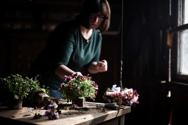 BLUMENMÄDCHEN, BLUMENDEKO, WALDRAUSCHMAGAZIN