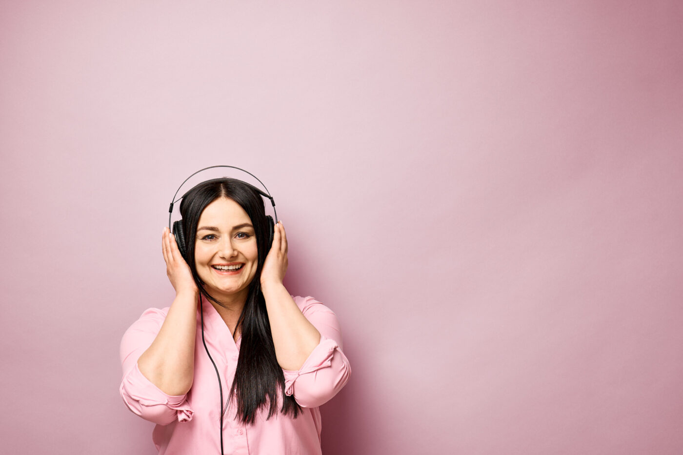 SPRECHERIN, SPRECHER, ANASTASIIA WIDERA, VOICEOVER