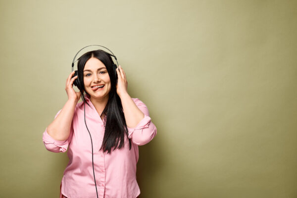 SPRECHERIN, SPRECHER, ANASTASIIA WIDERA, VOICEOVER