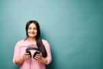 SPRECHERIN, SPRECHER, ANASTASIIA WIDERA, VOICEOVER