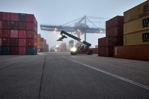 KEHLER HAFEN, TERMINAL KEHL, REACH STACKER, HAFEN UMSCHLAG, INDUSTRIEFOTOGRAF