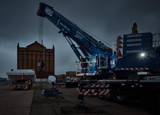 Schwerlastumschlag im Kehler Hafen, betrieben von der MSG Krandienst GmbH unter Leitung von Björn Jatz, mit insgesamt 55 Kränen.
